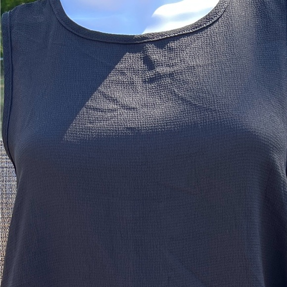 Adrienne Black Textured Tank Top. Size M. - Picture 3 of 4